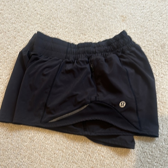 Lululemon hottie hot shorts size 4 - Picture 2 of 3